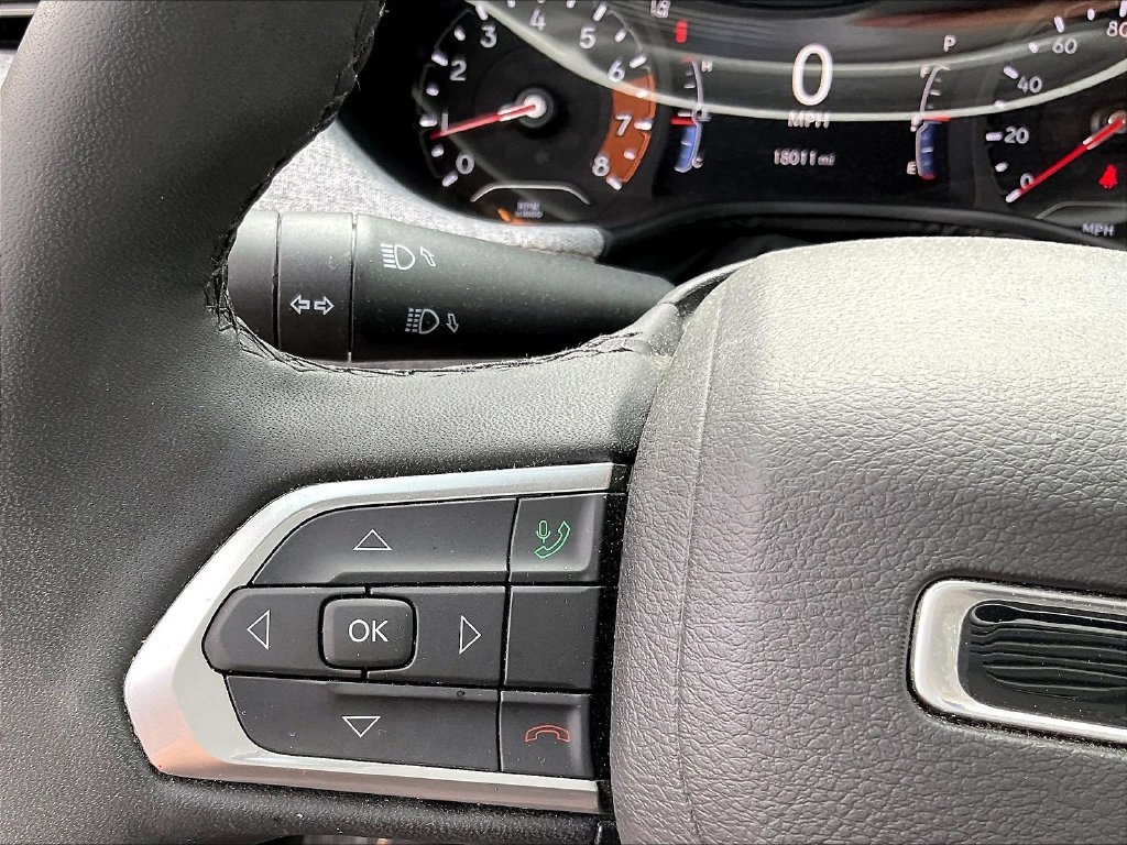 Used 2023 Granite Crystal Metallic Clearcoat Jeep Latitude Lux image 23