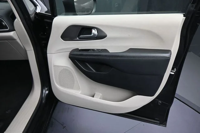 Used 2023 Black Chrysler Touring L image 20