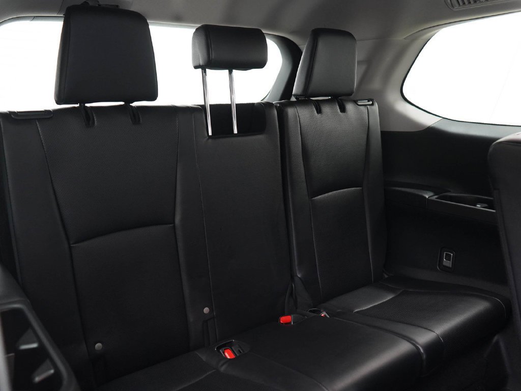 Used 2024 Pearl Toyota Xle image 13