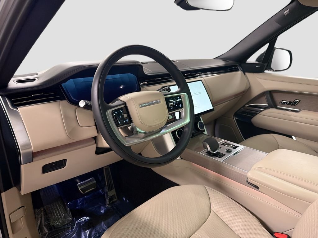 Used 2023 Gray Land Rover SE image 4
