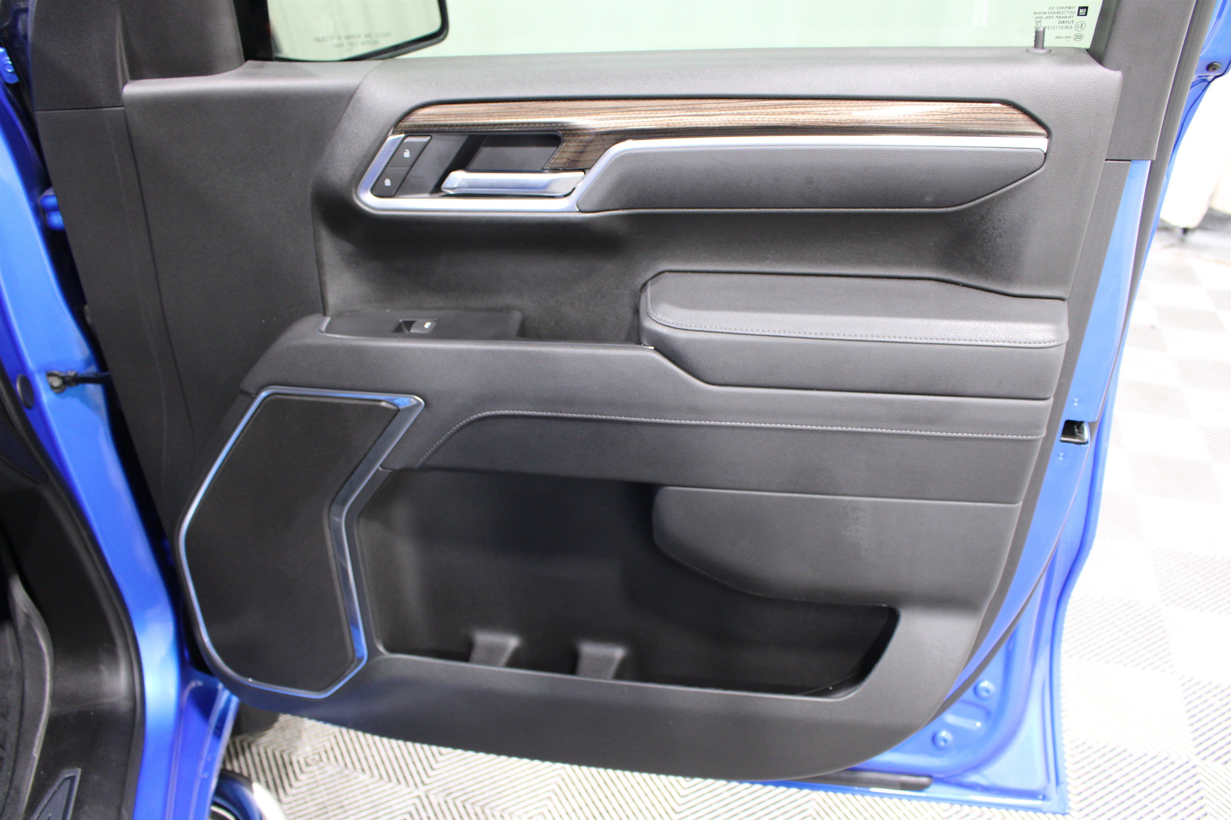 Used 2025 Riptide Blue Metallic Chevrolet LT image 27