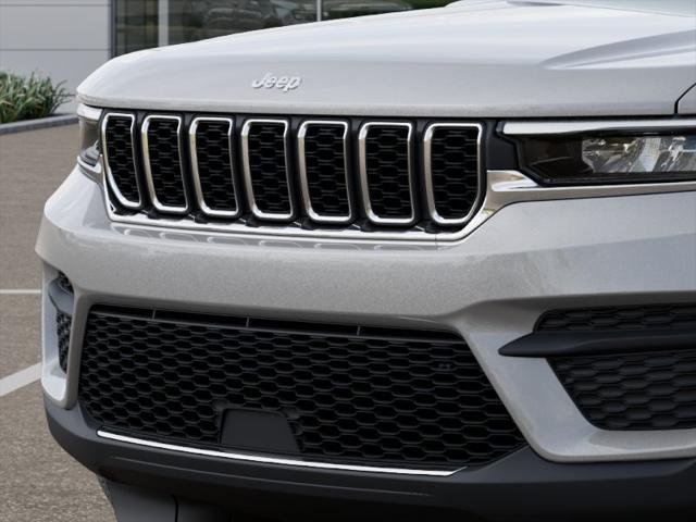 New 2026 Silver Zynith Exterior Paint Jeep Laredo 4x4 image 37