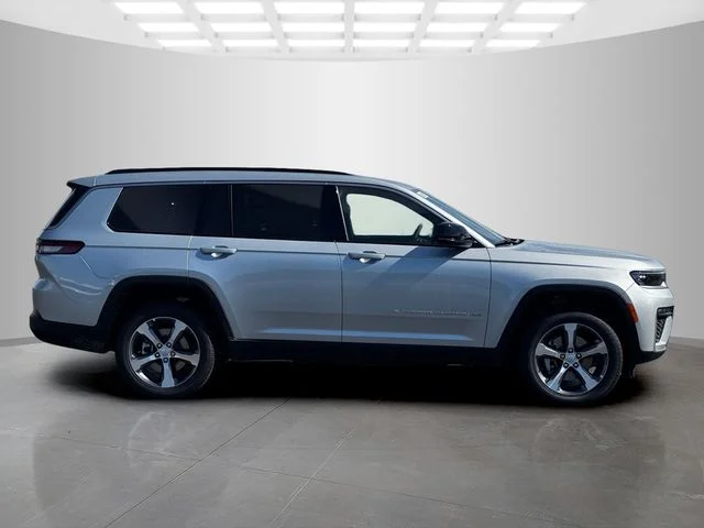 New 2026 Silver Zynith Exterior Paint Jeep Limited image 8