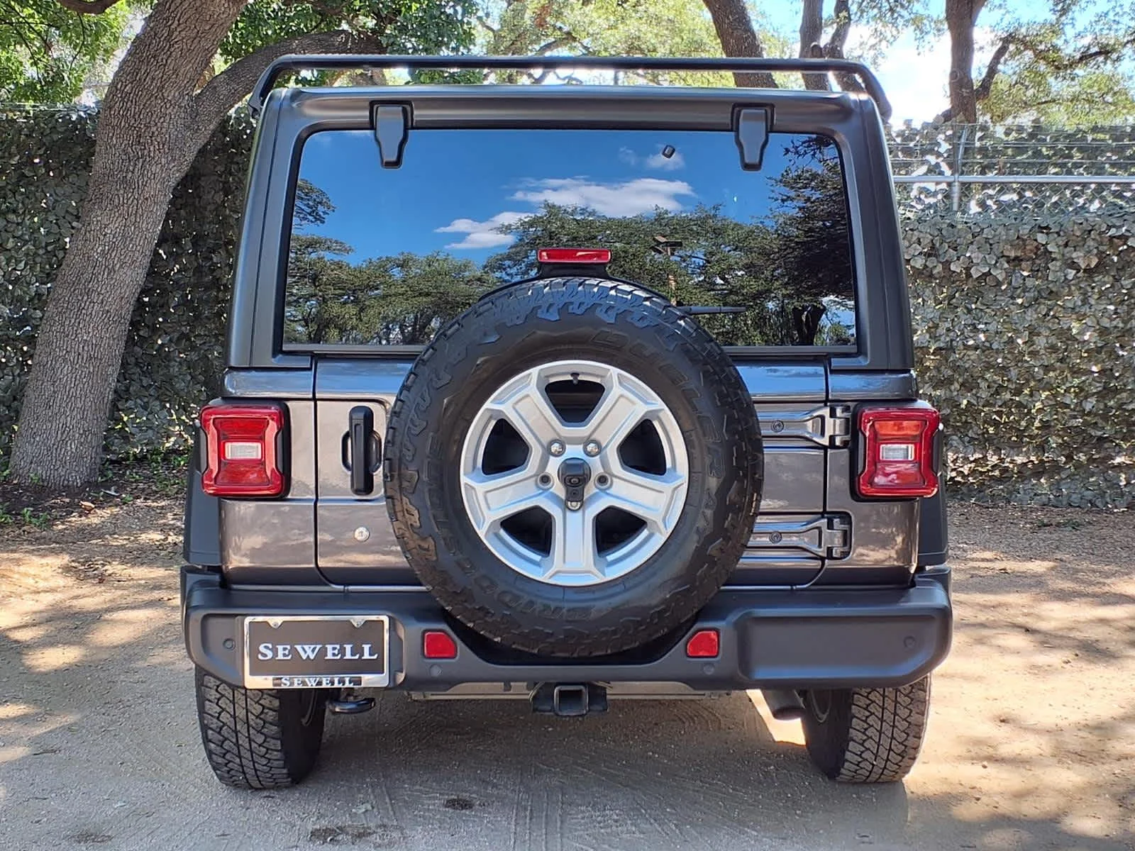 Used 2019  Jeep Sport S image 7