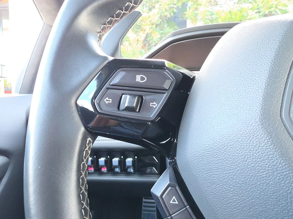 Used 2021 White Lamborghini Base image 20
