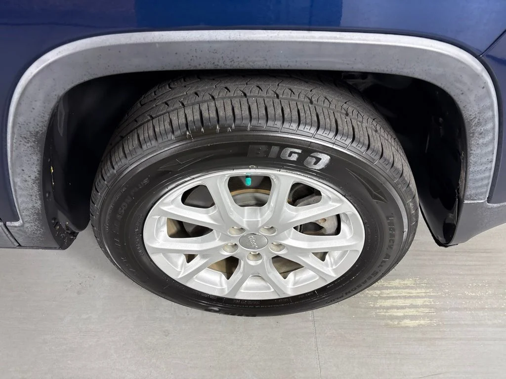 Used 2018 Blue Jeep Latitude Plus image 6
