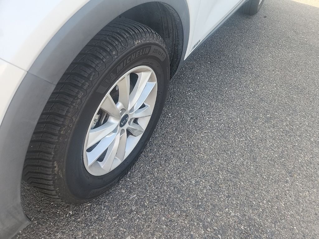 Used 2019 White Kia LX image 7