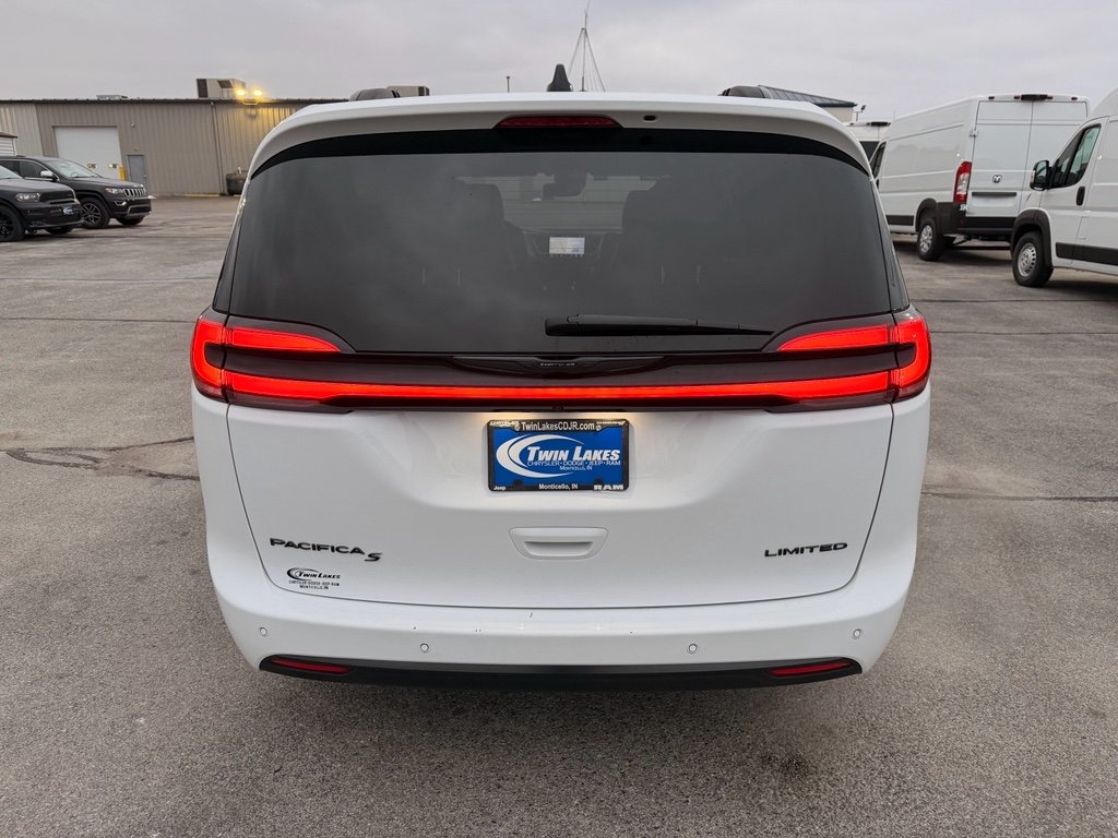 Used 2025 Bright White Clearcoat Chrysler Limited image 7