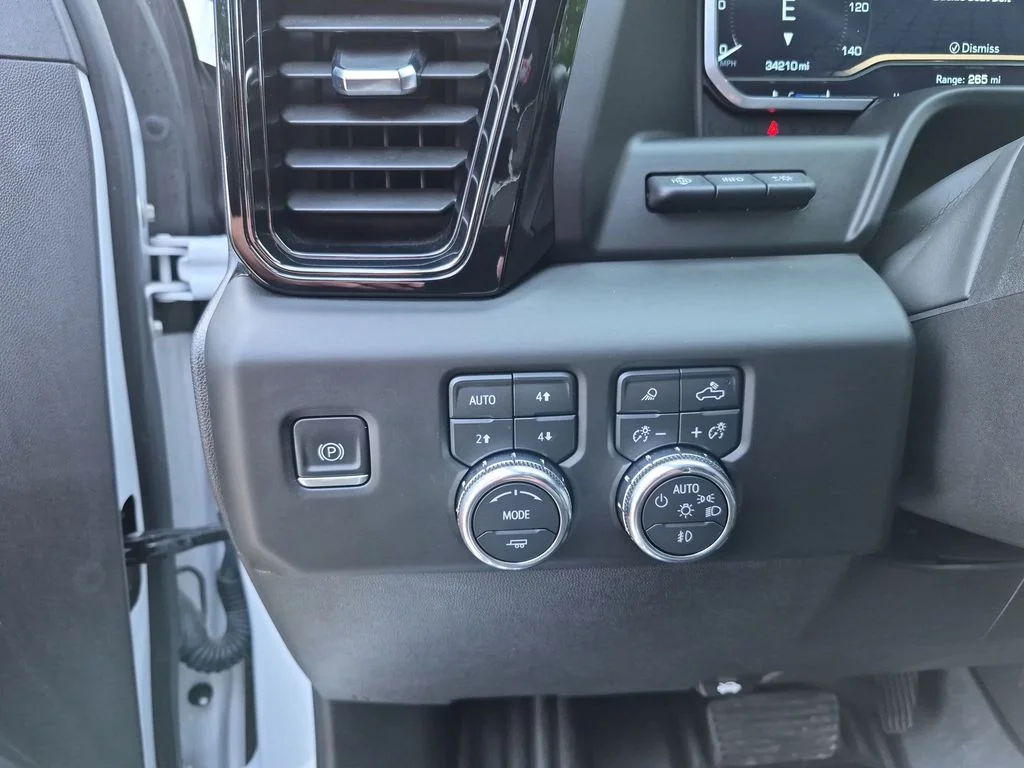 Used 2022 White GMC AT4X image 32