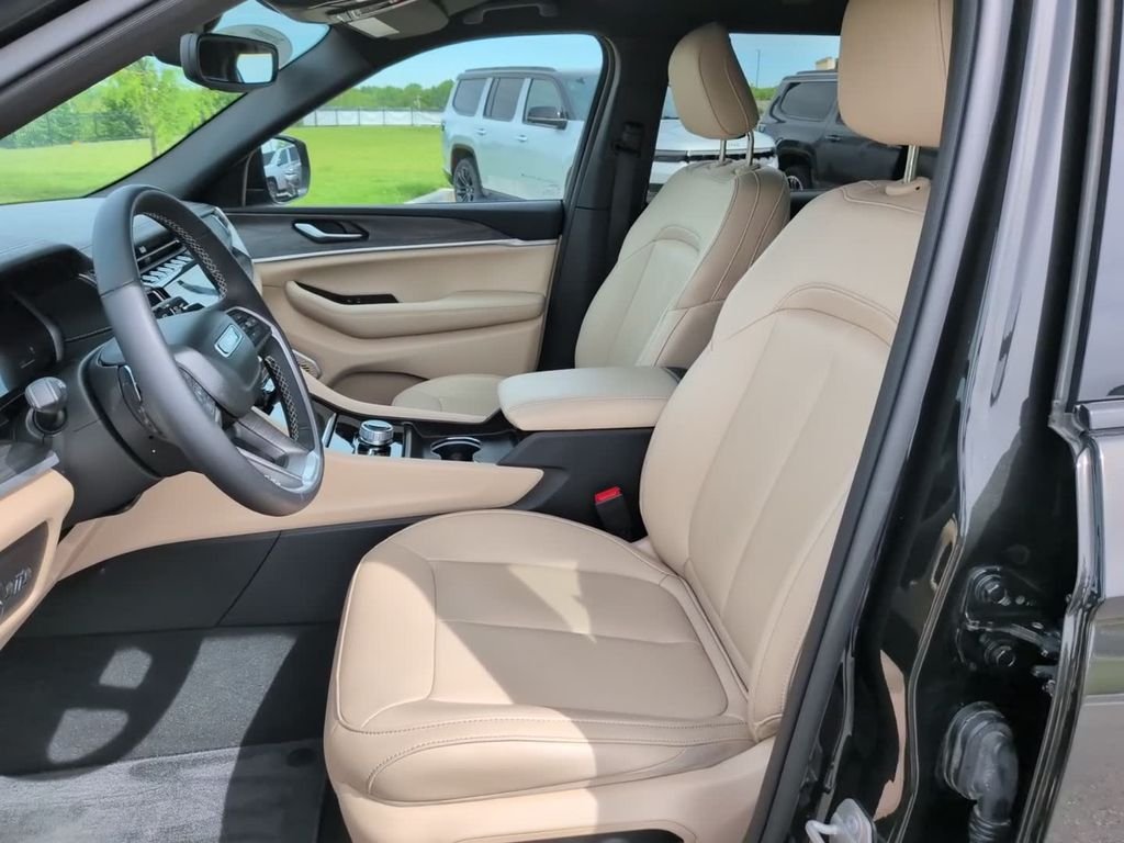Used 2024  Jeep Limited image 17