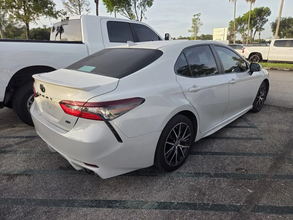 Used 2022 Ice Toyota SE image 5