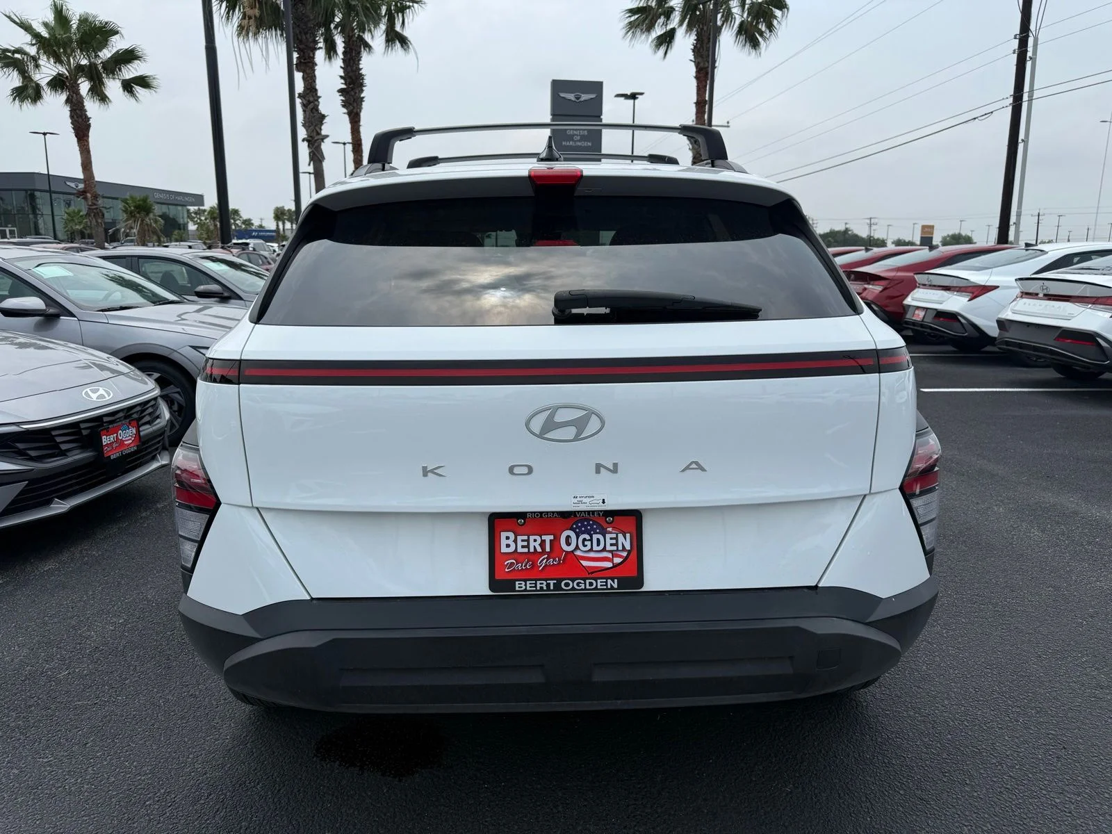 Used 2025 White Hyundai SEL Convenience image 4