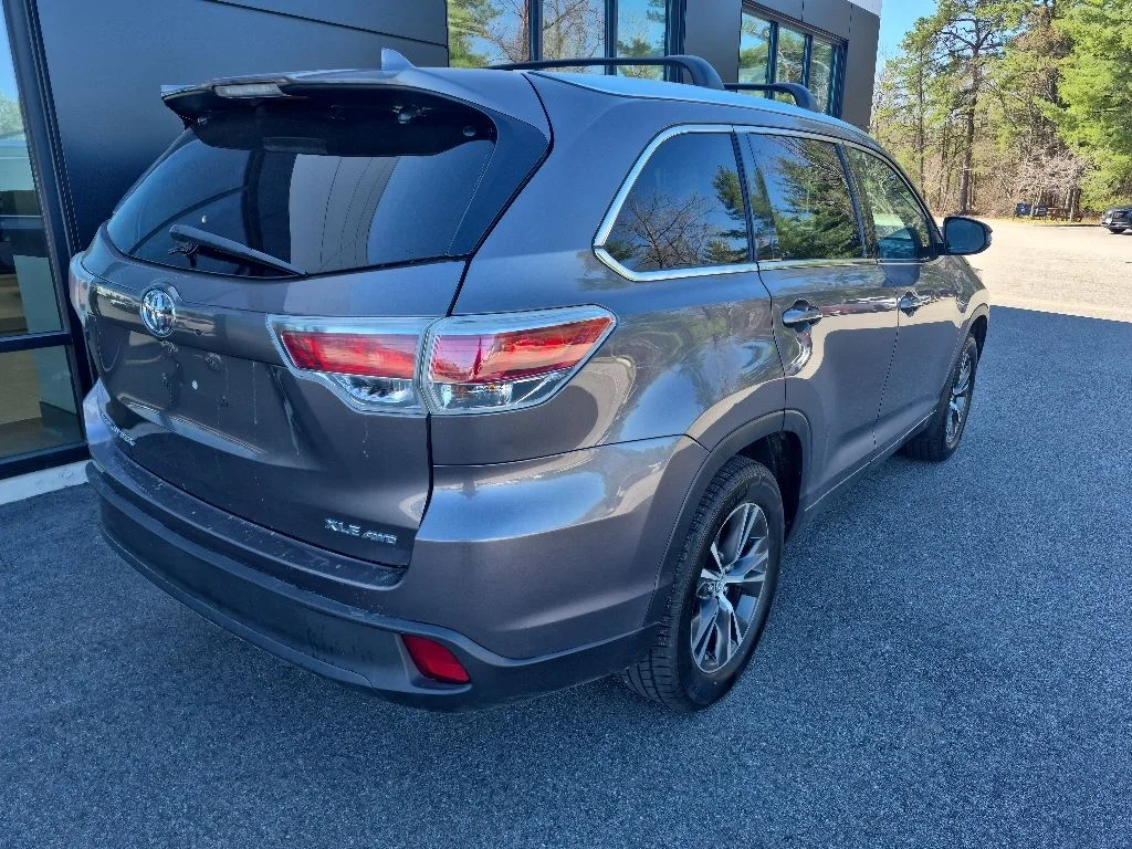 Used 2016 Gray Toyota XLE V6 image 4