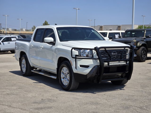 Used 2022 Glacier White Nissan  image 3