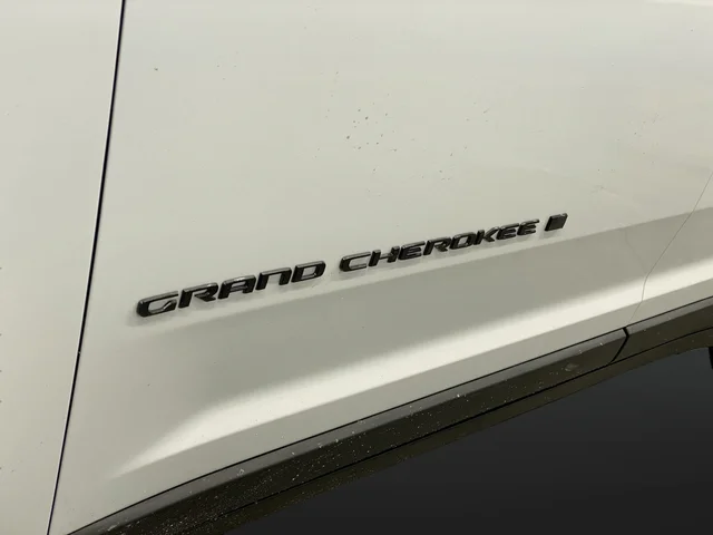 New 2026 Bright White Clear-Coat Exterior Paint Jeep Altitude image 37