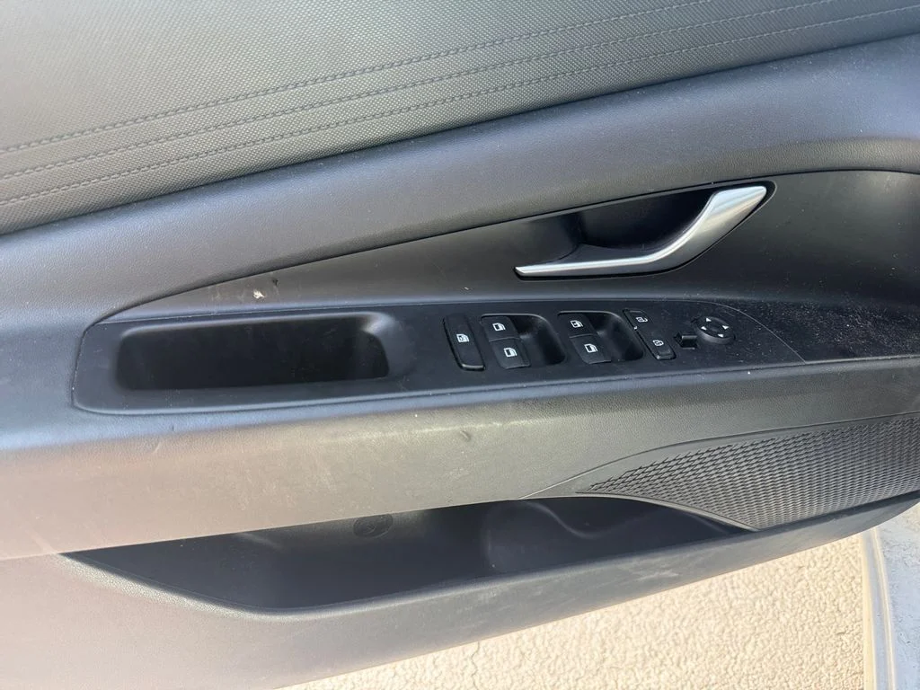 Used 2021 Quartz White Hyundai SE image 11