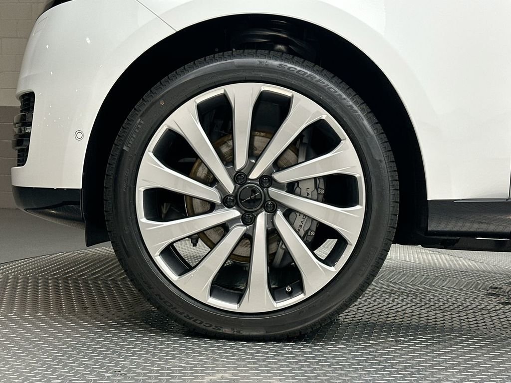 New 2026 Fuji White Land Rover SE image 5