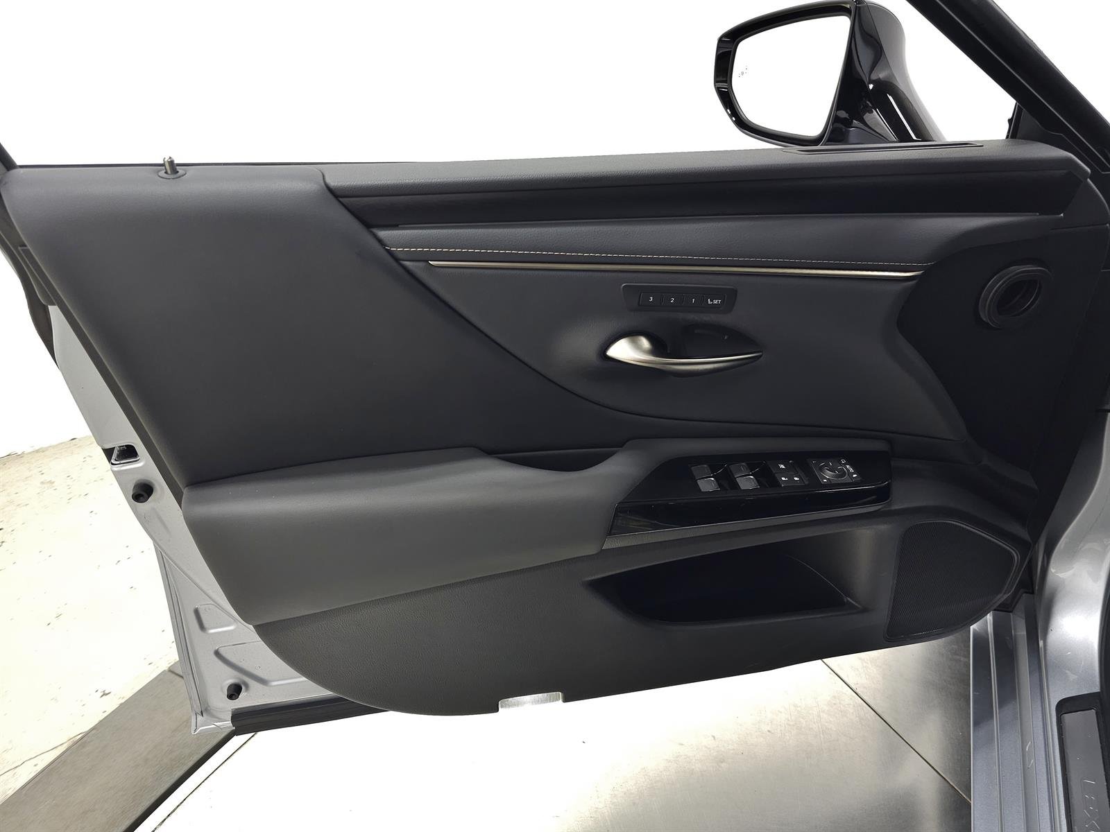 Certified Used 2023 Iridium 1l2 Lexus Luxury image 13