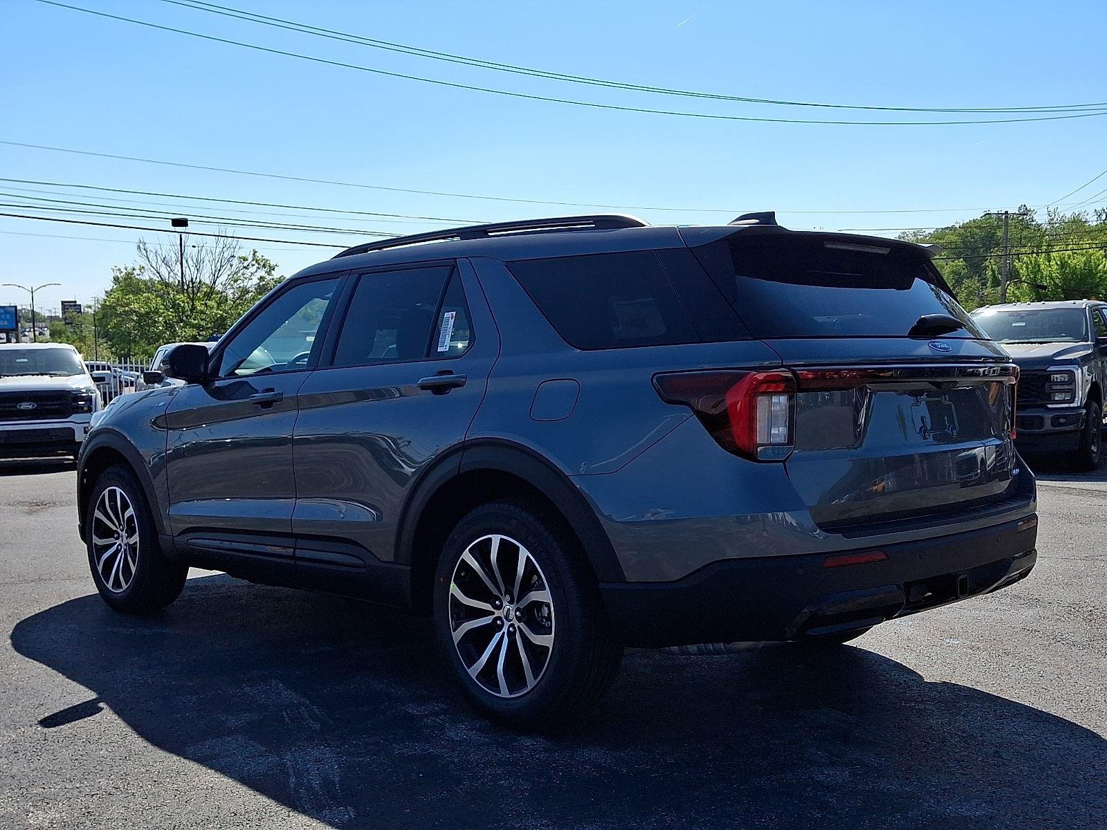 New 2026 Carbonized Gray Metallic Ford ST-Line image 3