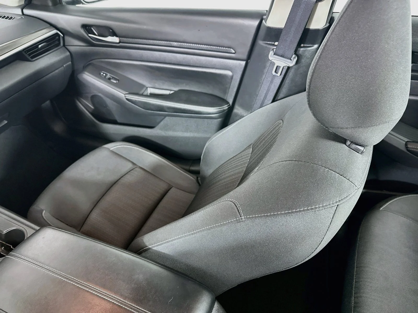 Used 2025 Super Black Clearcoat Nissan 2.5 SV image 21