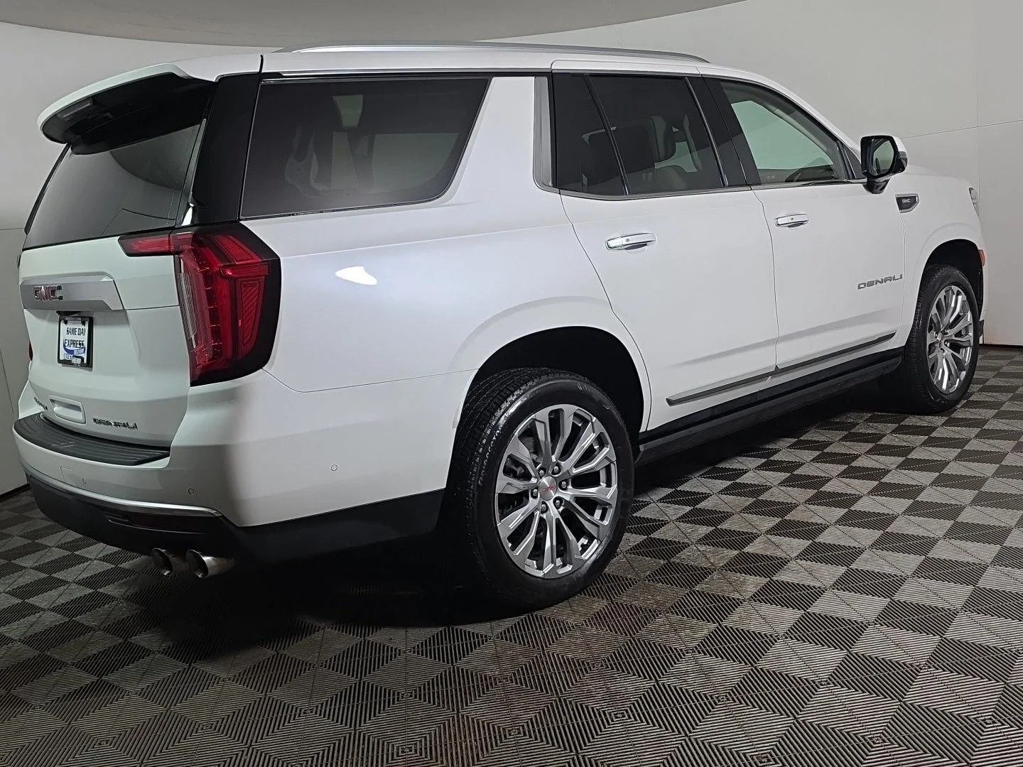 Used 2024 White Frost Tricoat GMC Denali image 10