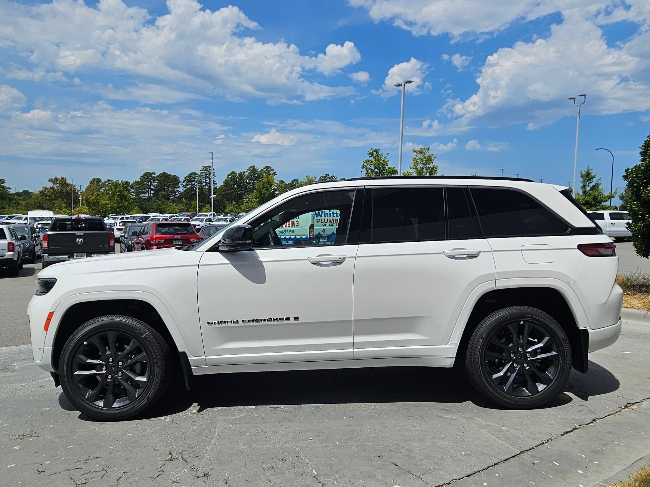 New 2026 Bright White Clear-Coat Exterior Paint Jeep Limited Reserve image 4