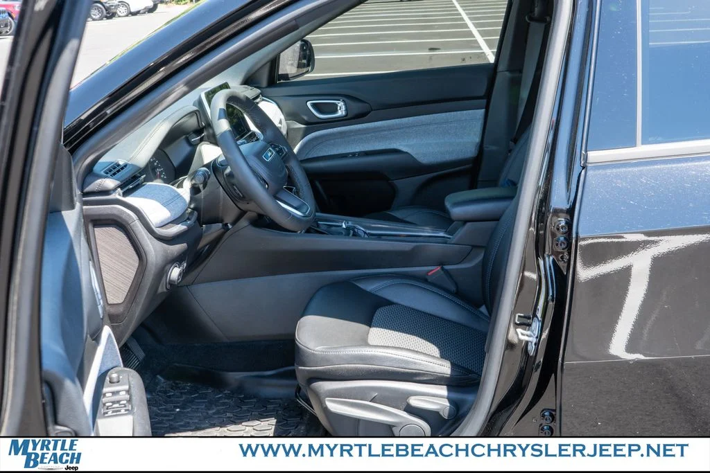 Used 2025 Diamond Black Crystal Pearlcoat Jeep Latitude image 17