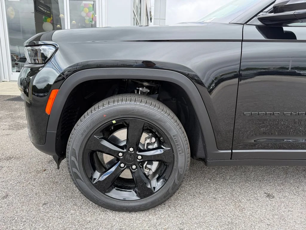 New 2026 Diamond Black Crystal Pearl-Coat Exterior Paint Jeep Limited image 22
