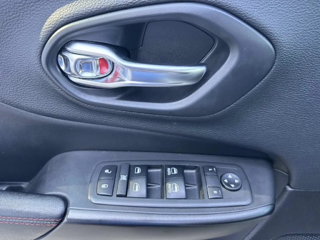 Used 2019 Pearl White Pearlcoat Jeep Trailhawk image 35