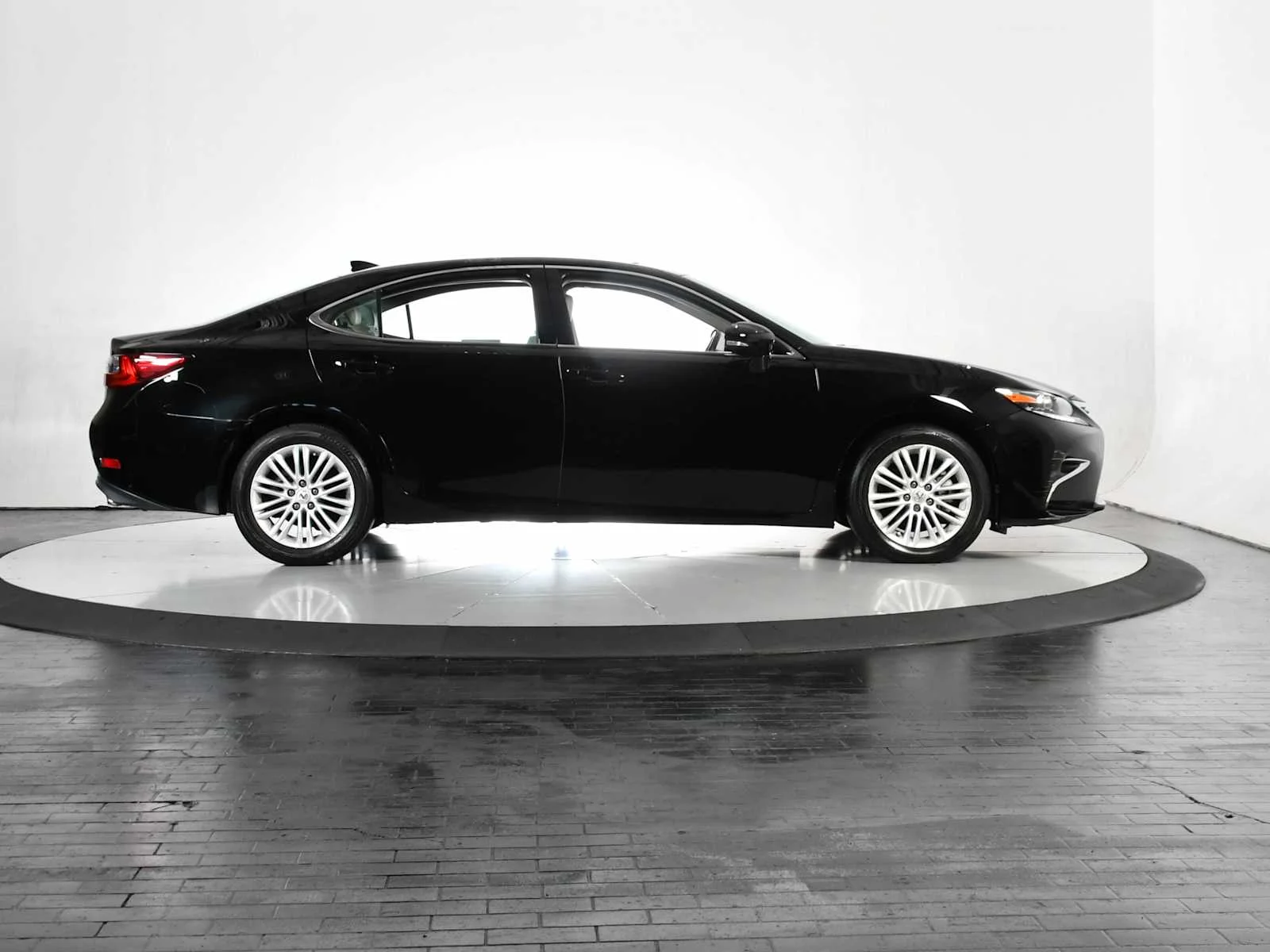 Used 2016 Obsidian Lexus  image 8