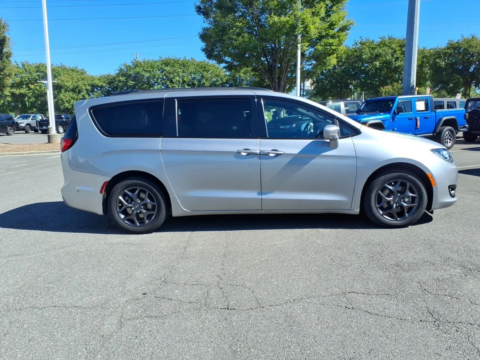 Used 2020 Billet Silver Metallic Clearcoat Chrysler Touring L Plus image 10