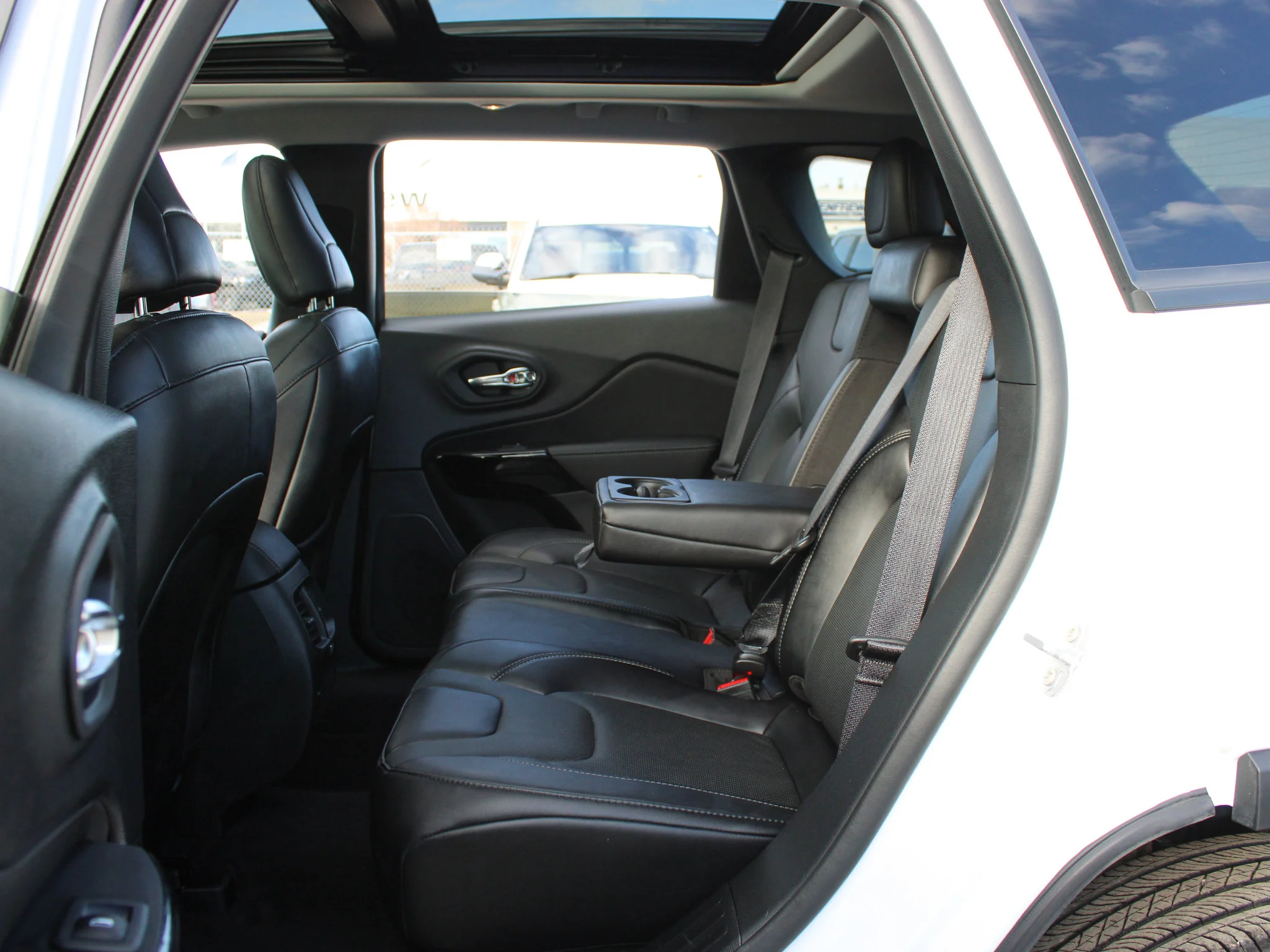 Certified Used 2023 White Jeep Altitude * 2.4L MultiAir | Heated/Vented Seats | Panoramic Sunroof | Apple CarPlay | Adaptive Cruise image 17