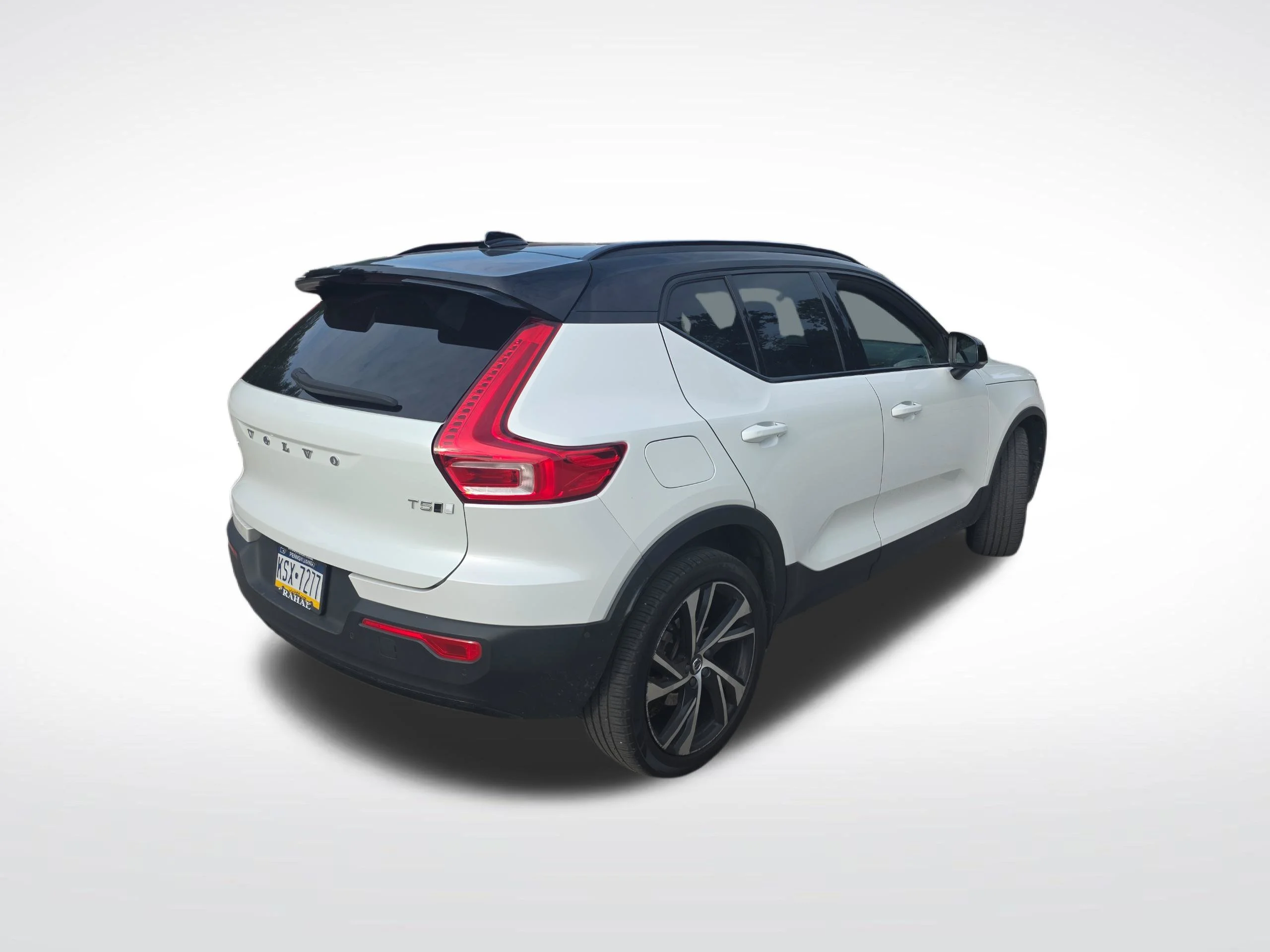 Used 2022 White Volvo R-Design image 4