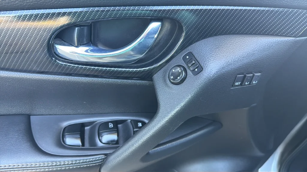 Used 2018 Gun Metallic Nissan SL image 20
