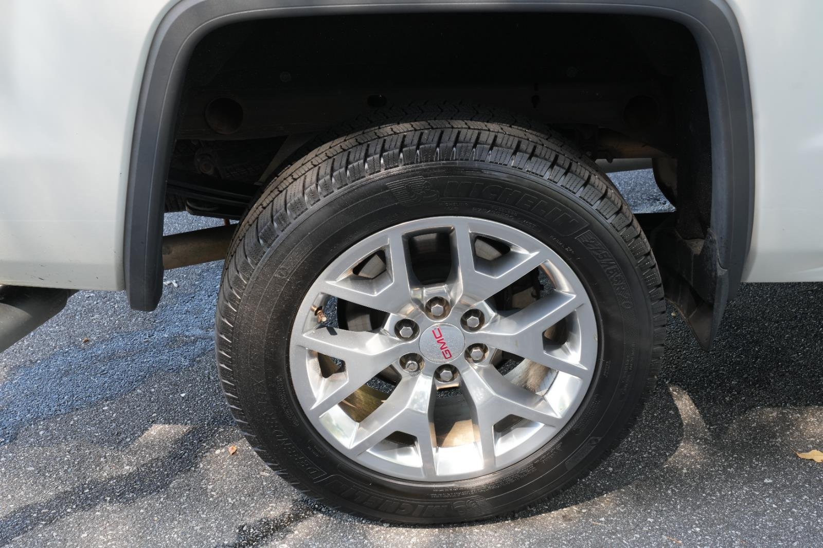 Used 2018 WHITE FROST TRICOAT GMC SLT image 37