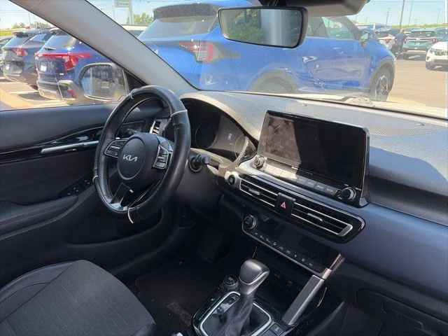 Used 2022 White Kia Nightfall image 10