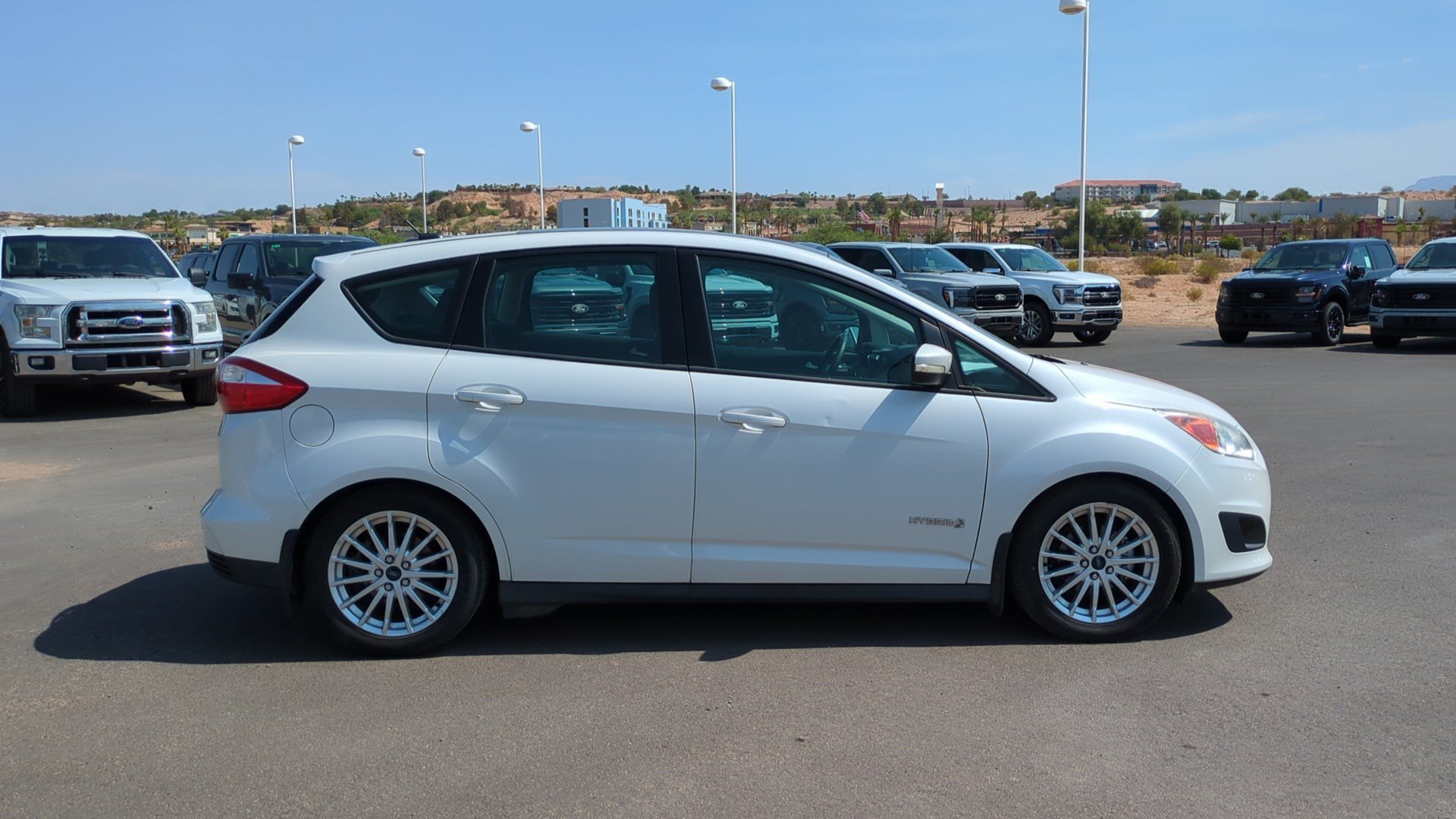 Used 2015 White Platinum Clearcoat Metallic Ford SE image 2