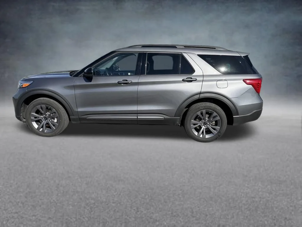 Used 2023 Gray Ford XLT image 2