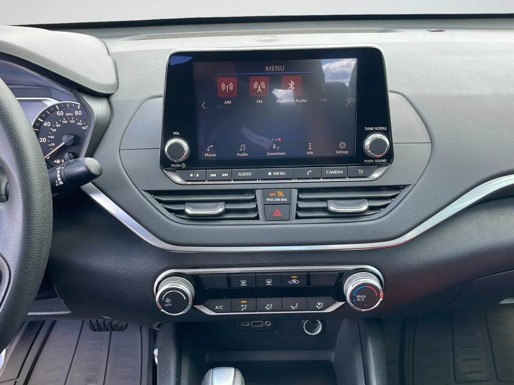 Used 2019 White Nissan 2.5 S image 20
