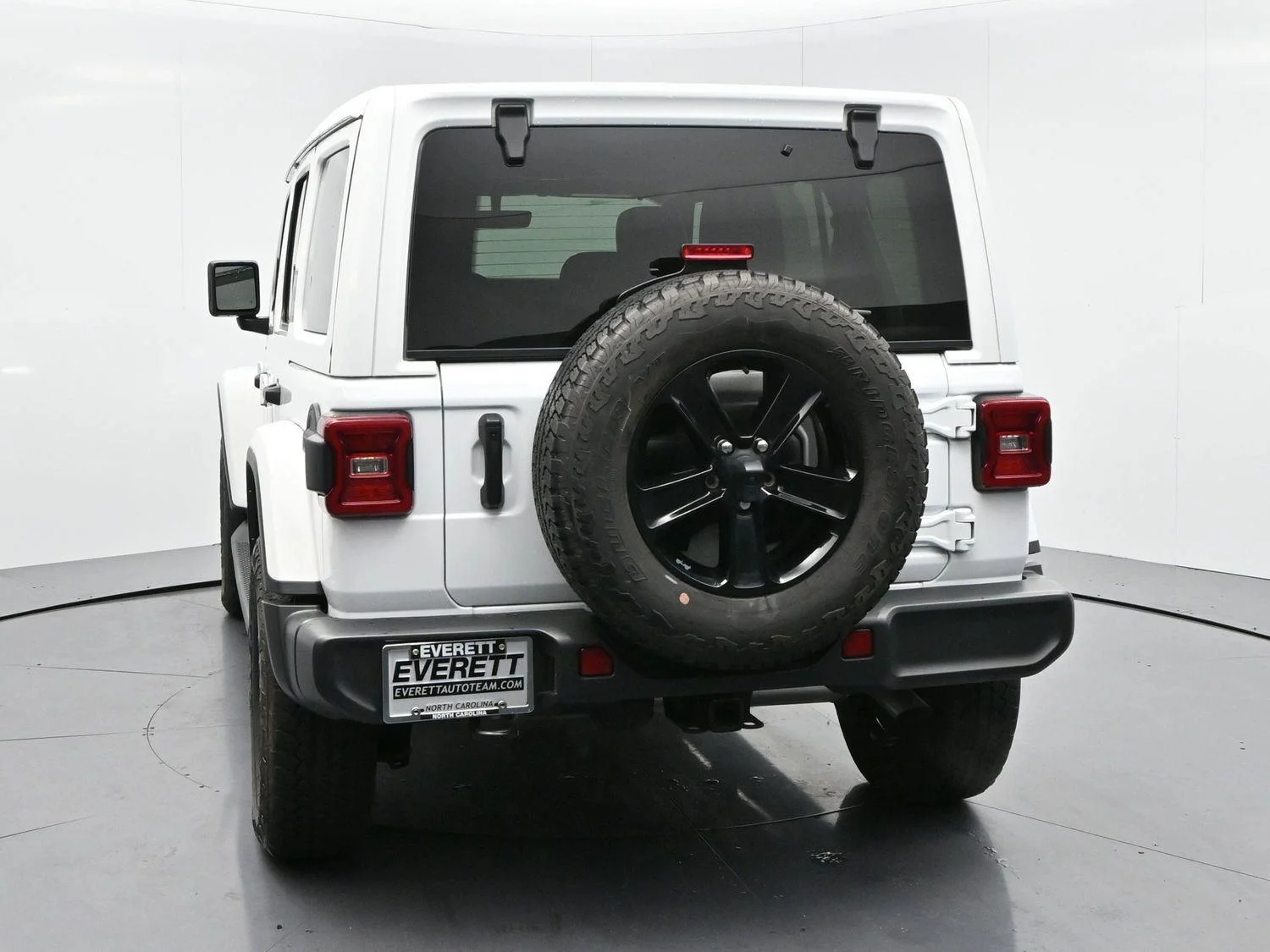 Used 2023 White Jeep Sahara Altitude image 6