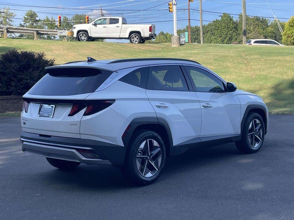 New 2026 White Hyundai SEL FWD image 7