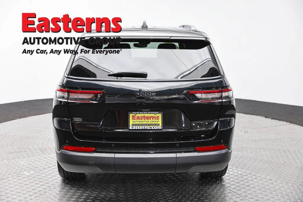 Used 2023 Black Jeep Altitude image 6