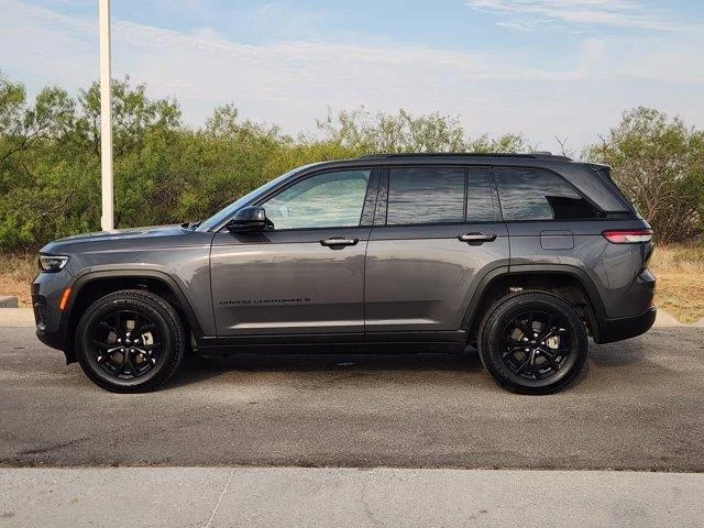 Used 2025 Baltic Gray MET Jeep Laredo 4x2 image 4
