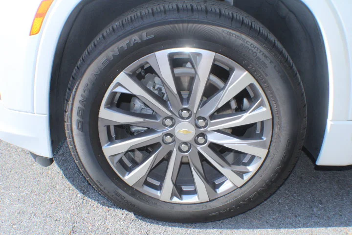 Used 2023 Iridescent Pearl Tricoat Chevrolet Premier image 5