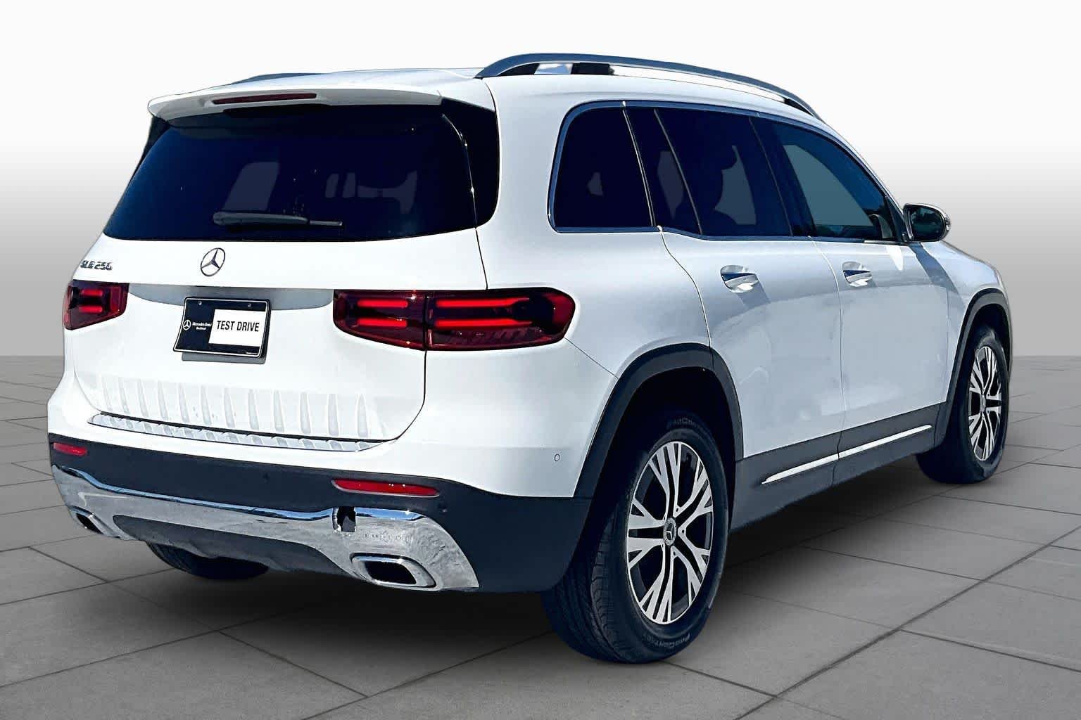 Used 2025 Polar White Mercedes-Benz GLB 250 image 12