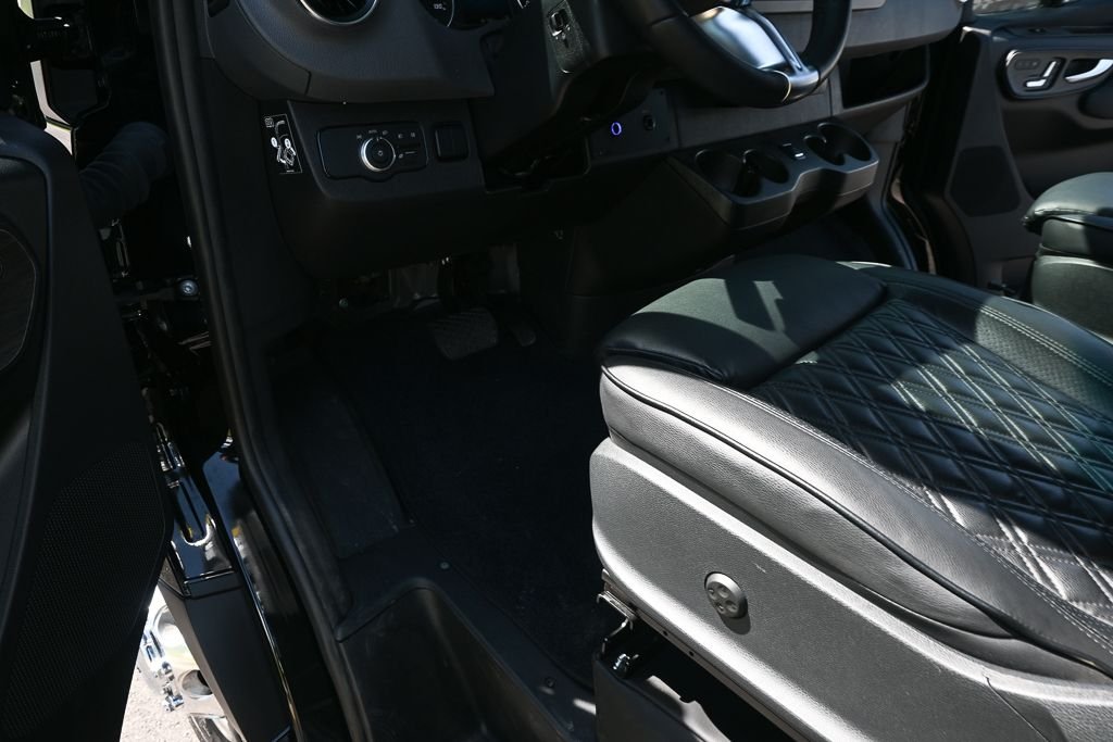 Used 2025 Black OG Luxury Coach VCB10OB image 7