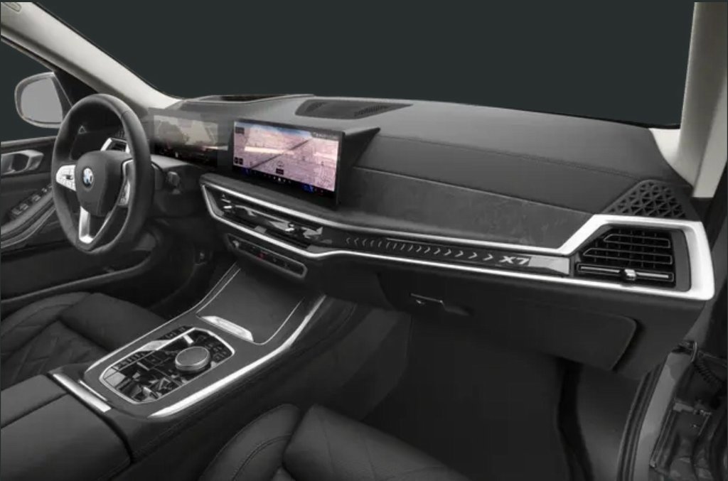 2025 BMW X7 - Image 3