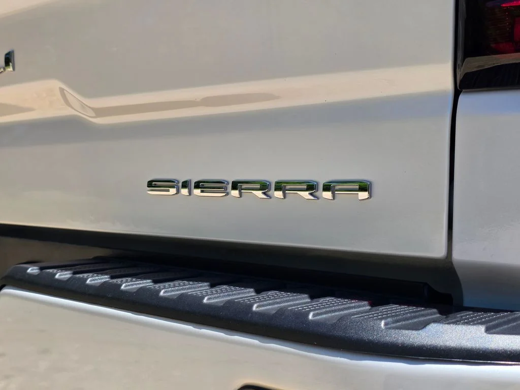 Used 2025 White Frost Tricoat GMC Denali image 32