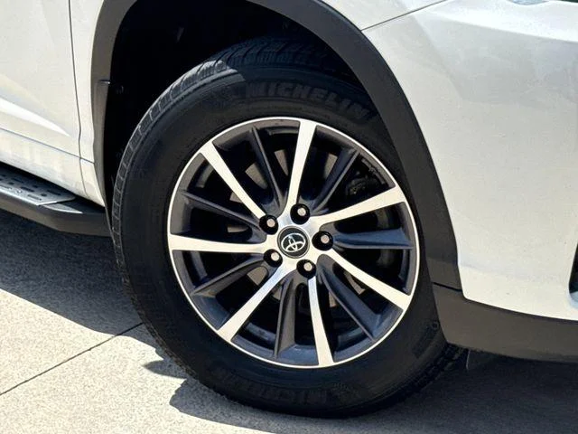 Certified Used 2018 BLIZZARD PEARL Toyota XLE image 6