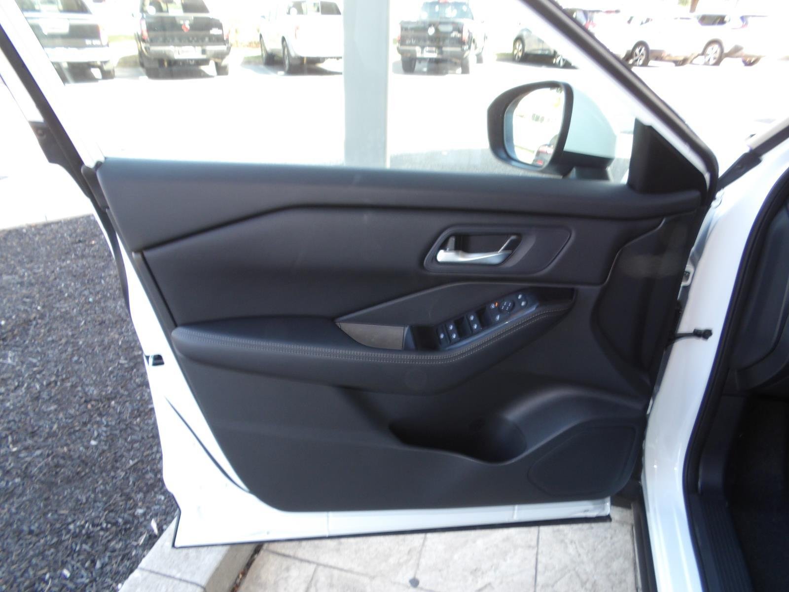 New 2026 Everest White Pearl TriCoat Nissan SV image 17
